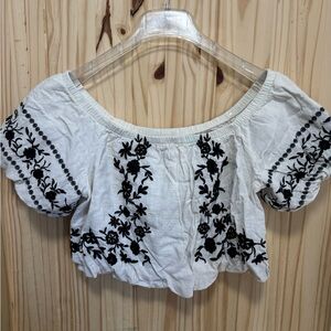 Women’s Small American Eagle Outfitters Black White Embroidered Crop Top 100% Co